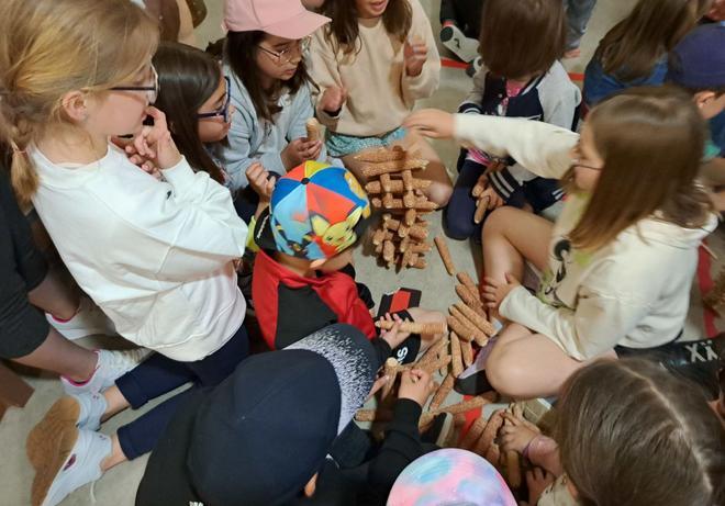 Escolares de Dumbría cun dos xogos existentes no Melga