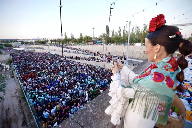 El botellón del miércoles de Feria vuelve a tomar el Balcón del Guadalquivir en Córdoba