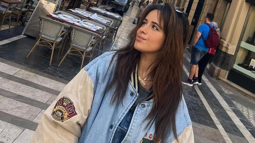 Camila Cabello se pasea por las calles del Centro de Málaga