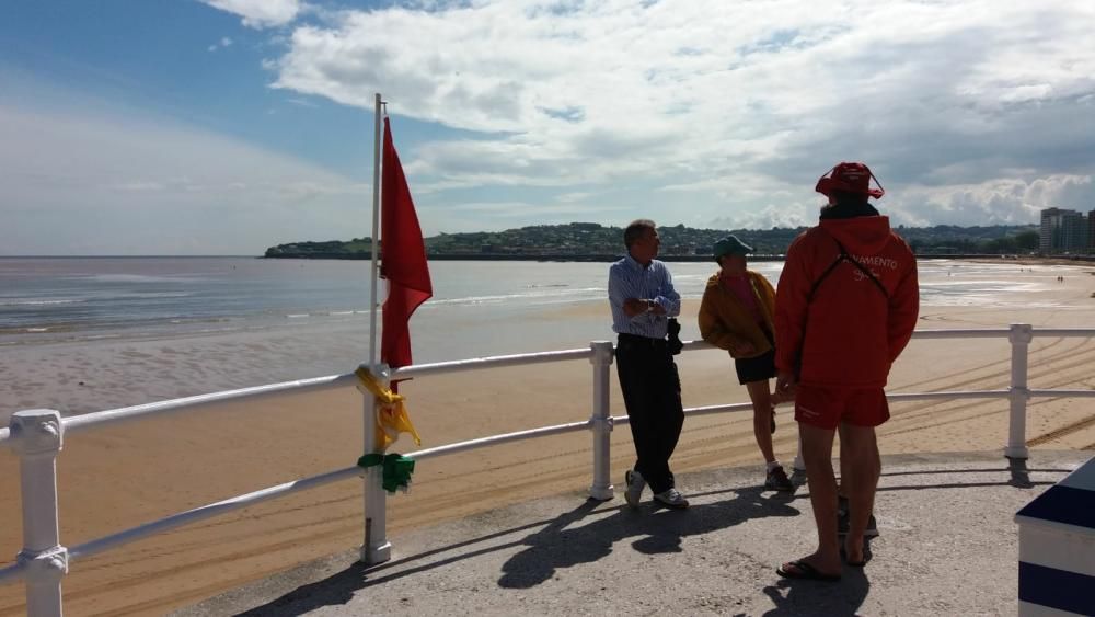 Una mancha marrón obliga a cerrar de nuevo la playa de San Lorenzo