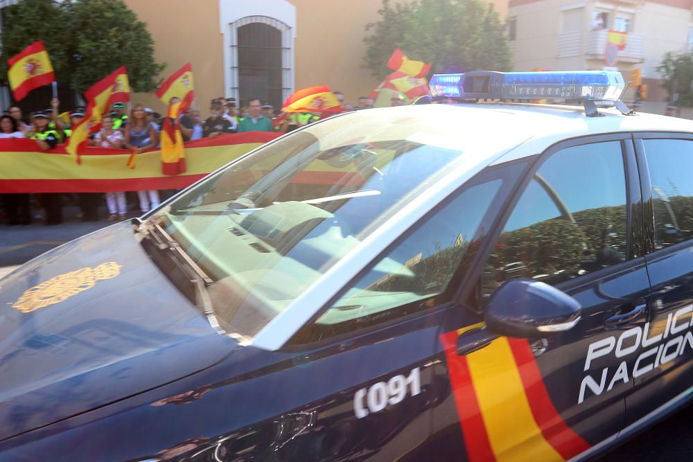 La Policía Local de Málaga organiza ante su sede una concentración en apoyo de los policías nacionales y los guardia civiles que se han desplazado a Cataluña con motivo del referéndum del 1-O