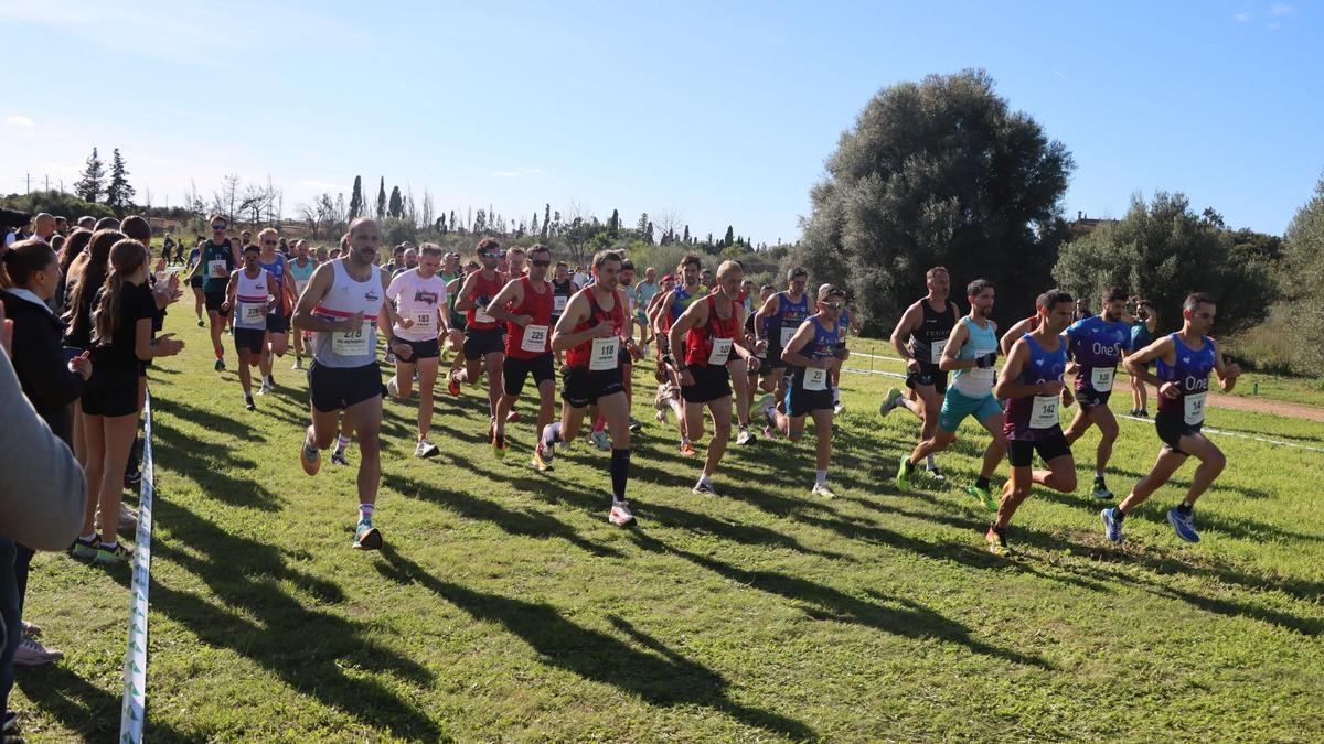 Imagen de la carrera de categoría absoluta del Cross Emilio de la Cámara, disputado en el Parc Nova Cabana