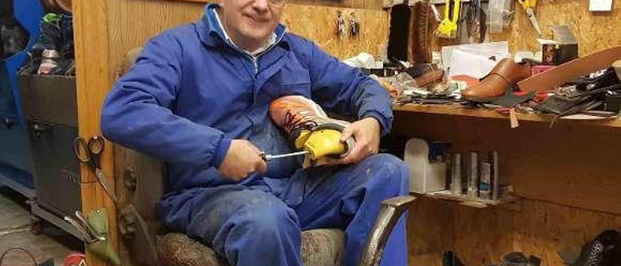 Fon Martínez, con una zapatilla de deporte, en su taller de Villaviciosa.