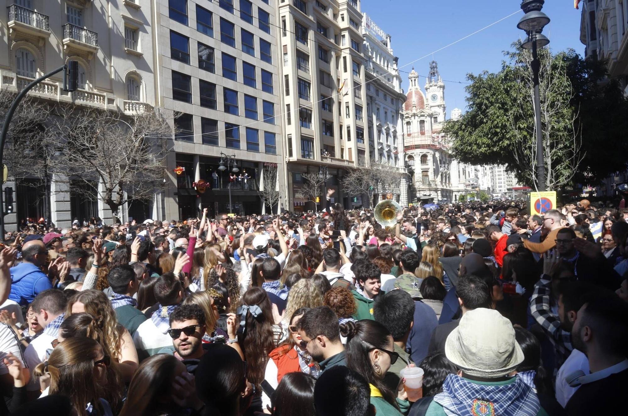El acceso a la plaza del Ayuntamiento colapsado en la mascletá del 15 de marzo.