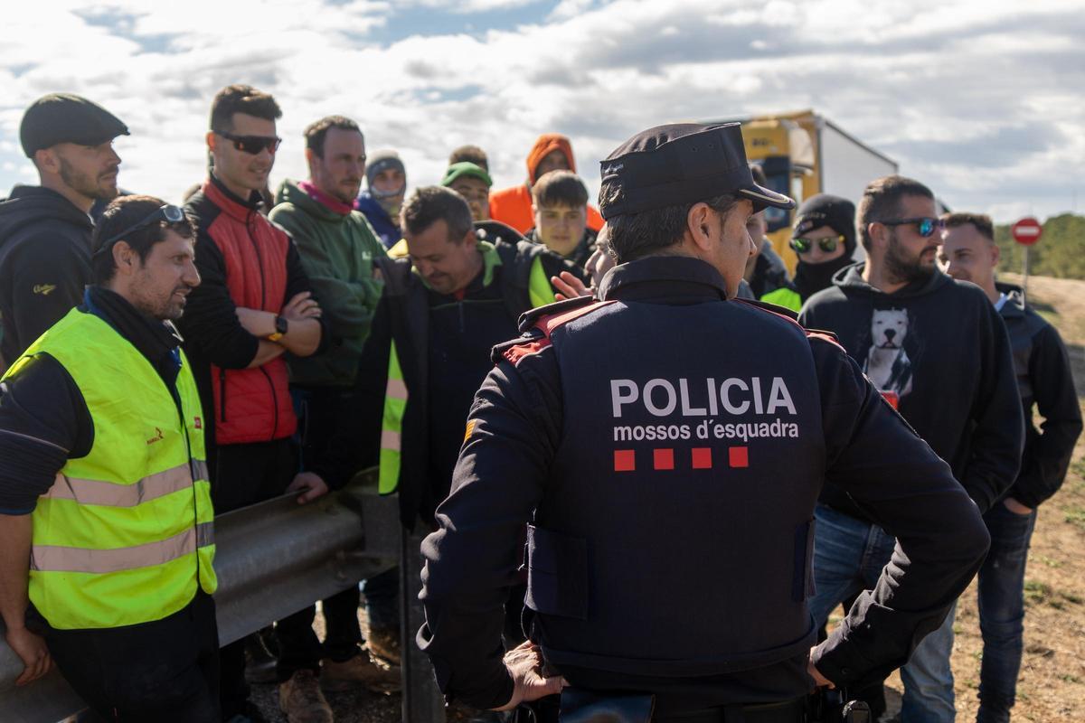 Nueva protesta de los agricultores en la entrada a Cataluña desde Aragón, en Soses