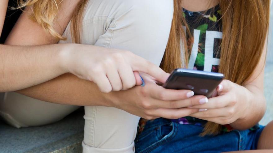 ¿Deberían los padres limitar el tiempo de uso de los móviles de sus hijos?