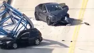 Muere una persona al caer una grúa sobre un puente en Florida
