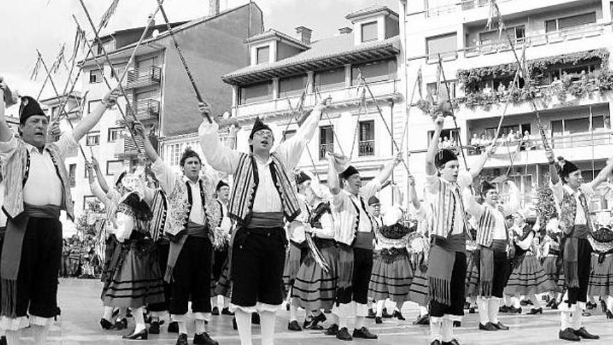 Uno de los momentos finales de la danza en honor de la Virgen del Portal, en la plaza del Ayuntamiento de Villaviciosa.