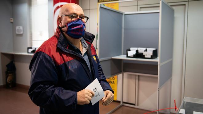 Un socio depositando su voto en la sede de Tortosa