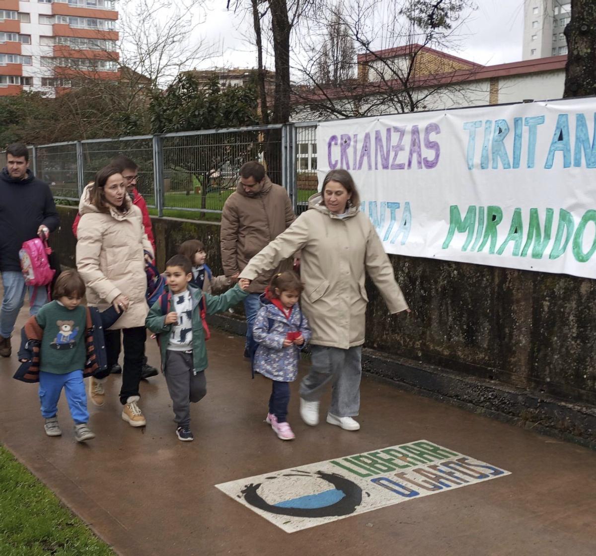 Los pequeños alumnos de la EEI Crespo Rivas vuelven a clase tras las Navidades.