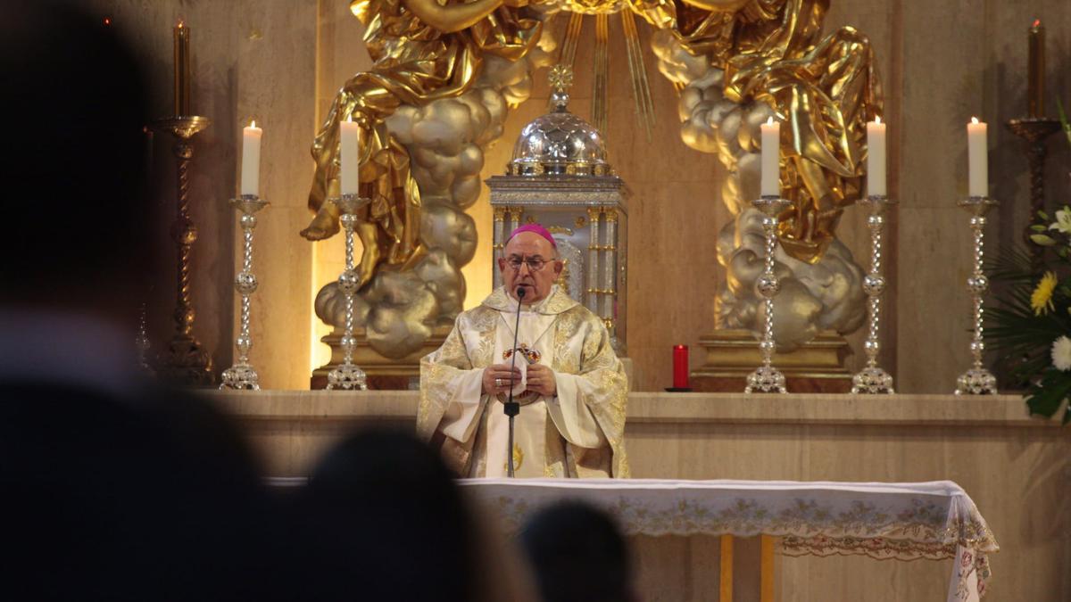 El obispo Casimiro López Llorente ha presidido la misa pontifical en honor a Sant Pasqual