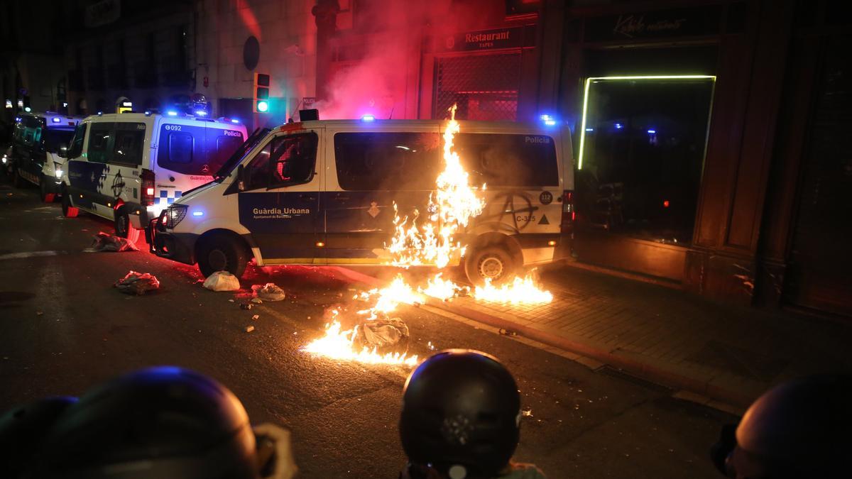 Barcelona, 27 de febrero. Graves disturbios durante la novena jornada de protestas por el rapero Hasél en Barcelona, donde un grupo de manifestantes incendio una furgoneta de la unidad antidisturbios de la Guardia Urbana en la Rambla.
