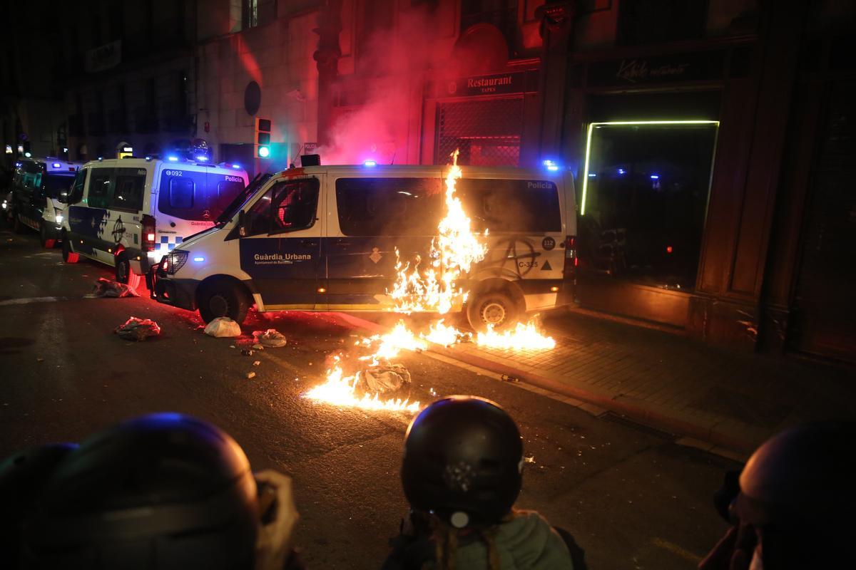 Barcelona, 27 de febrero. Graves disturbios durante la novena jornada de protestas por el rapero Hasél en Barcelona, donde un grupo de manifestantes incendio una furgoneta de la unidad antidisturbios de la Guardia Urbana en la Rambla.