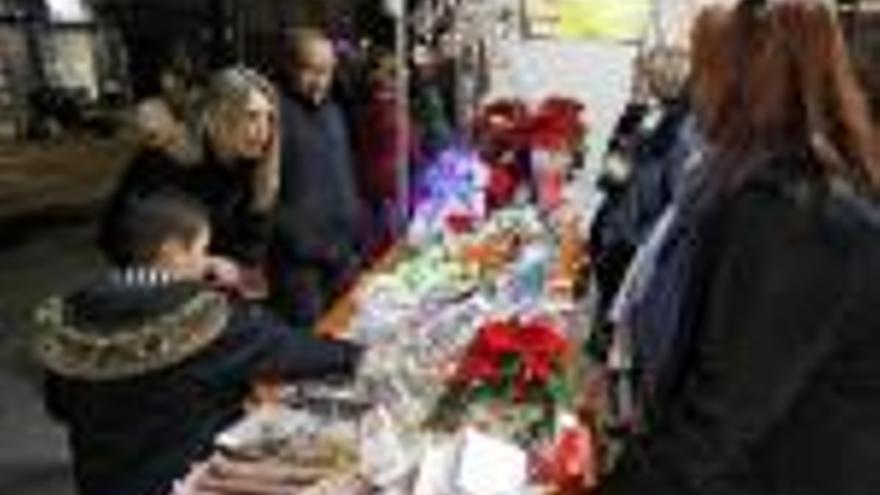 Salt celebra el mercat de Nadal i encén la il·luminació nadalenca