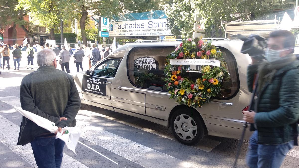 Un coche fúnebre escenifica la muerte del trasvase