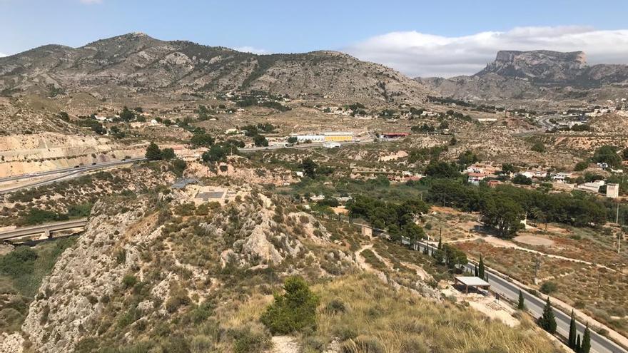 Imagen aérea del yacimiento El Monastil de Elda donde se aprecia la vegetación que &quot;invade&quot; el poblado.