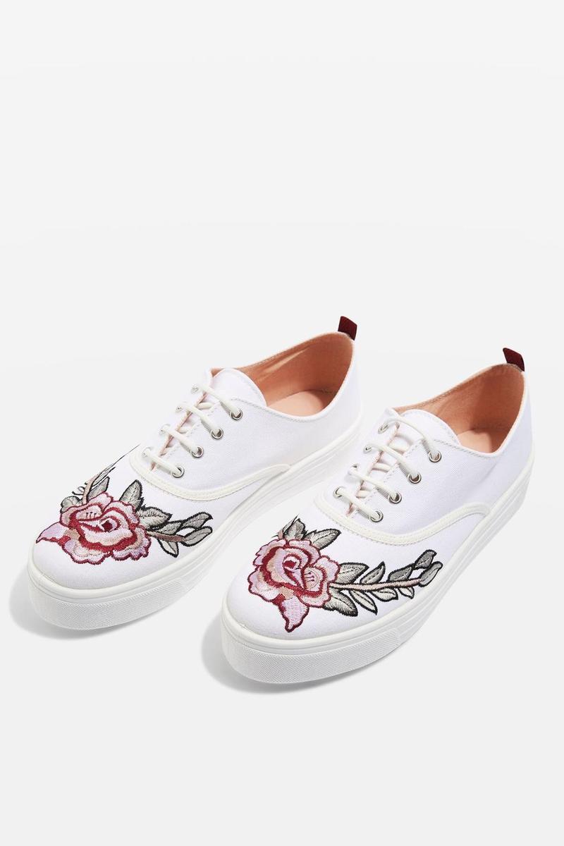 Las zapatillas de flores pisan fuerte: Sneakers bordadas, de Top Shop (40 euros).