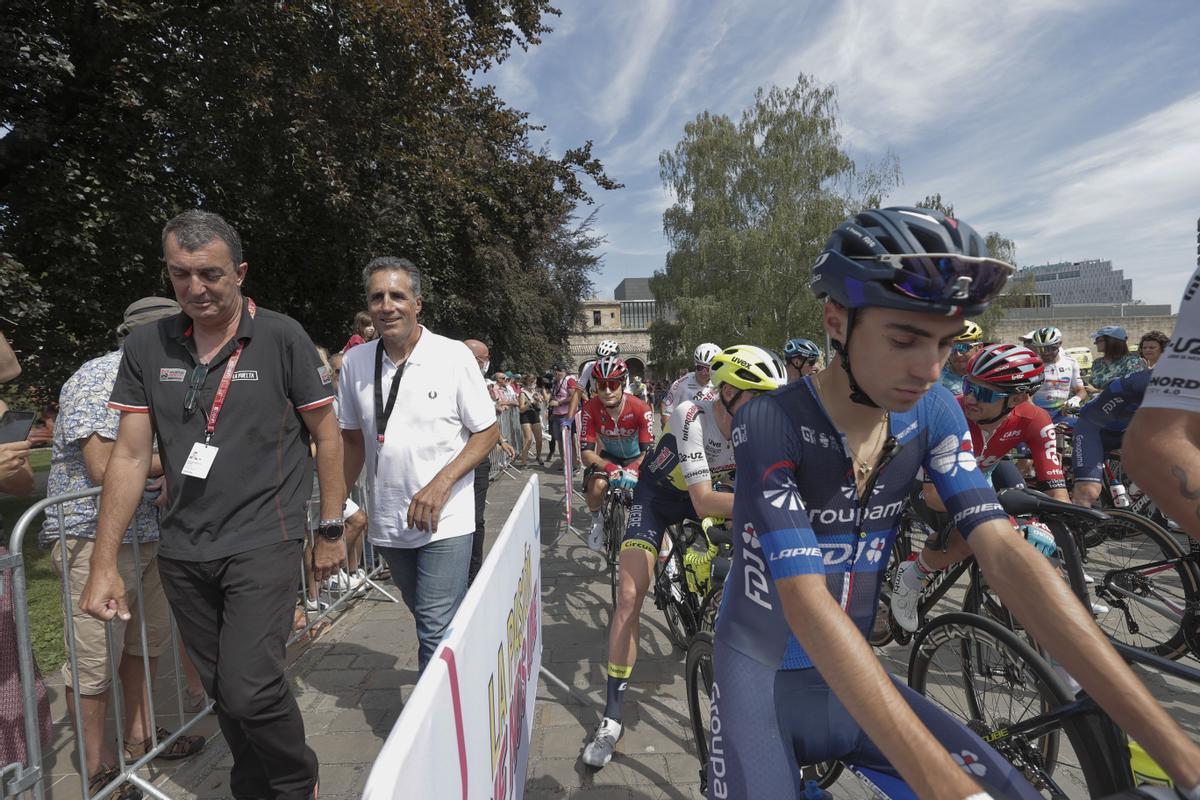PAMPLONA, 10/09/2023.- El exciclista Miguel Induráin (2i) asiste a la salida de la 15ª etapa de La Vuelta que transcurre entre Pamplona y Lekunberri, tras 158,5 km de recorrido. EFE/Manuel Bruque