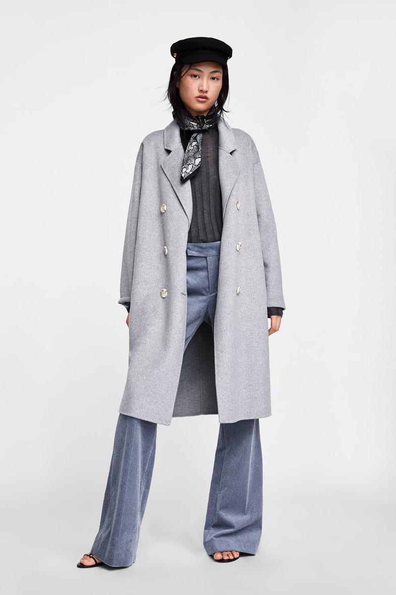 Abrigo en color gris de Zara (Precio: 79,95 euros)