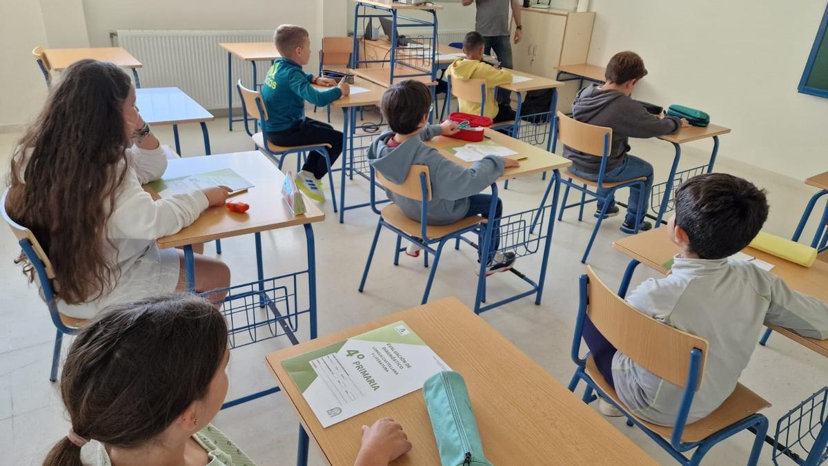 Un grupo de estudiantes en un aula de Primaria.