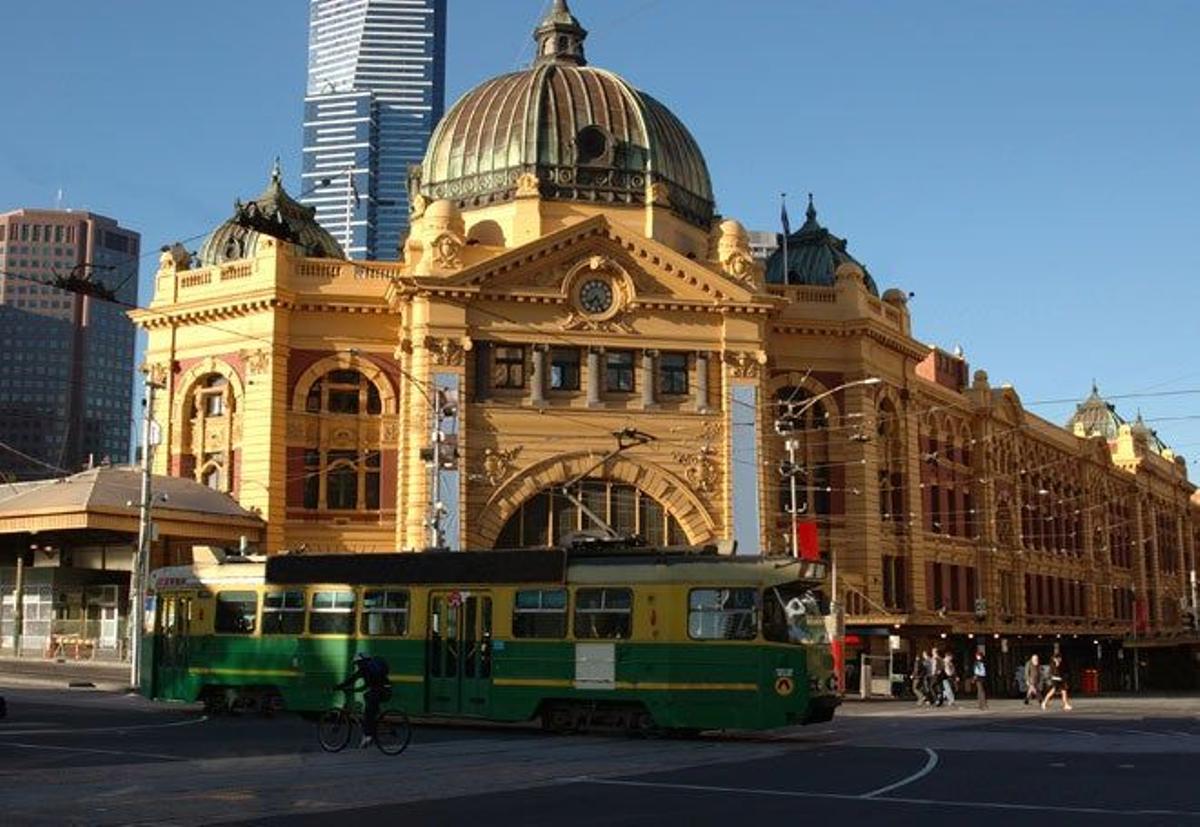 Entrada a la estación de tren de Melbourne por Flinders Street.