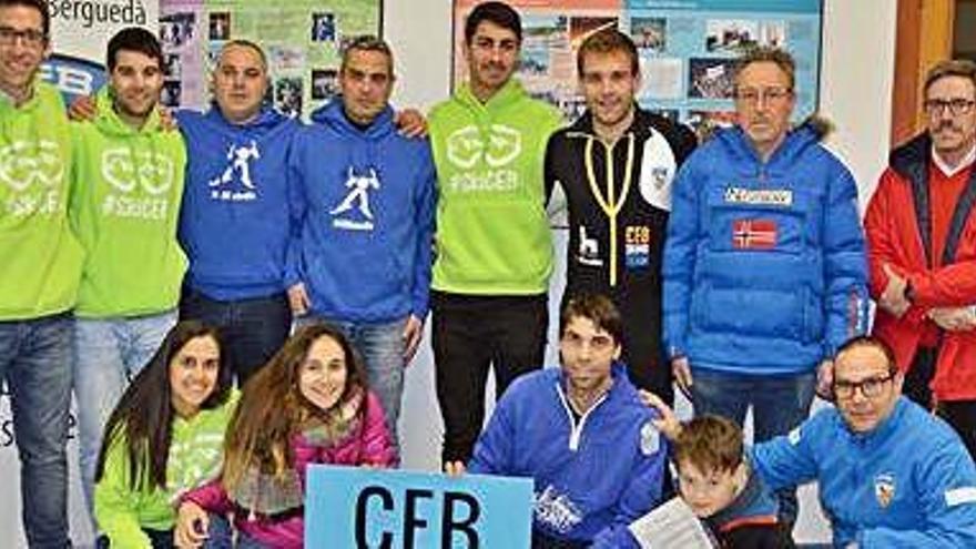 Fotografia de grup amb representants de totes les seccions d&#039;hivern del Club Esquí Berguedà