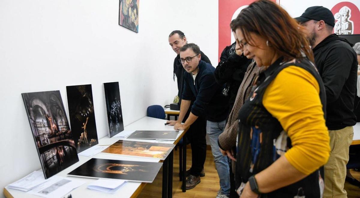 La imagen ganadora, arriba a la izquierda, junto a las demás seleccionadas, observadas por el jurado. | M. A.L.