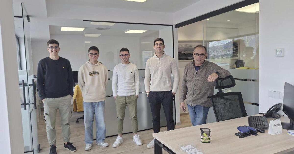 A dalt l’equip de Somtres Solutions i a sota les noves oficines.