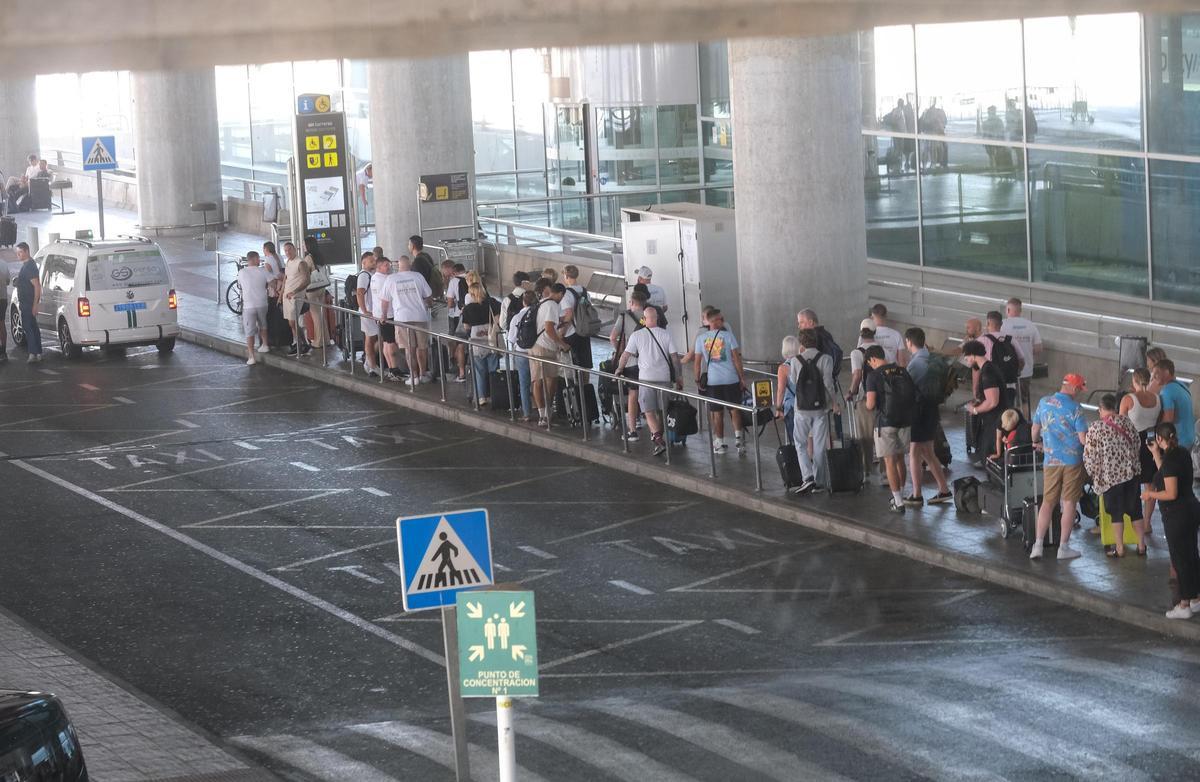 Image of August 1 of people waiting for a taxi at the Alicante-Elche airport.