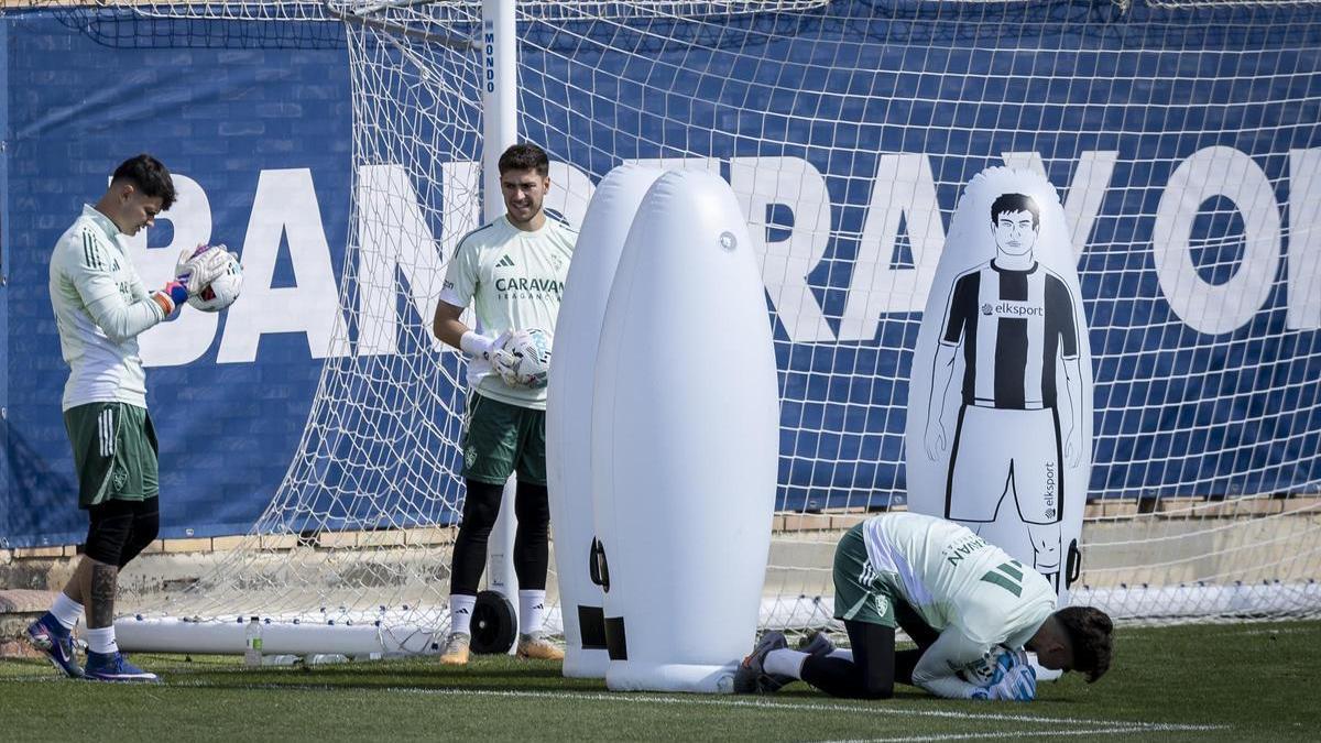 Calavia, en el centro, con Obón a la izquierda y Adrián en el suelo, durante un entrenamiento.