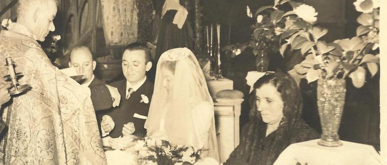 O párroco oficia unha voda en Cangas en 1956 (Teresa Miniño).