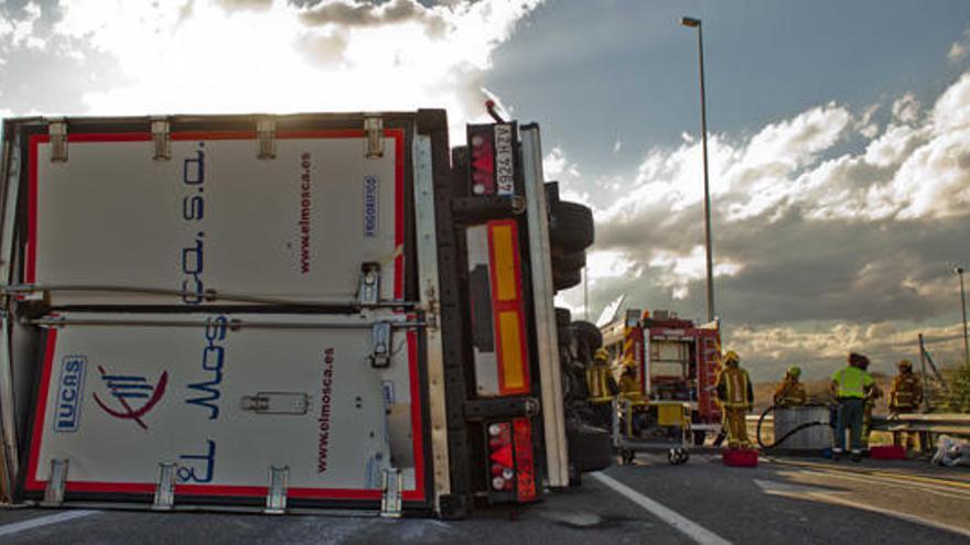 El camión volcado en el acceso a la autovía