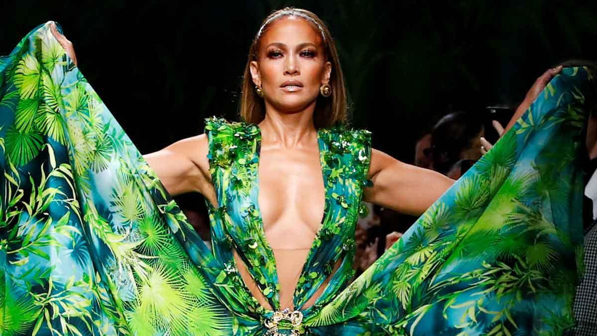 Jennifer Lopez desfila con un vestido de Versace que llevó en el año 2000