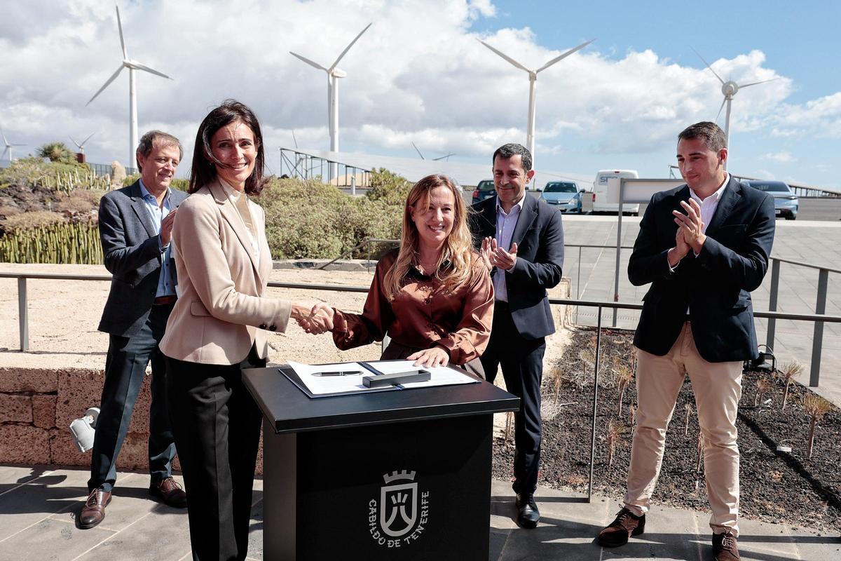Rosa Dávila e Isabel Ayuso, de Enel, se dan la mano tras la firma del acuerdo