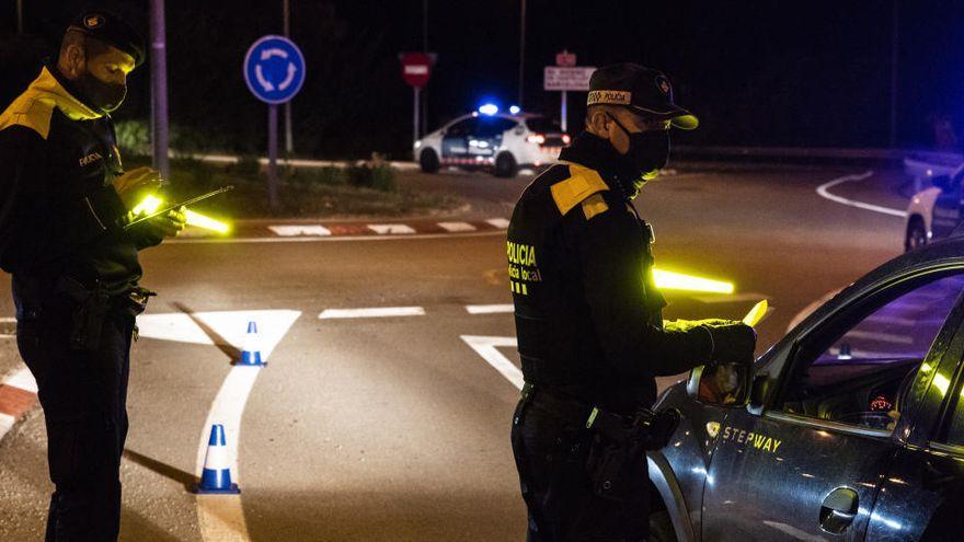 Agents de la Policia Local de Manresa durant el toc de queda