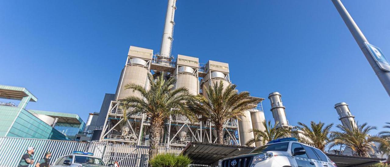 La Guardia Civil en la planta de incineración de residuos de Tersa, en Sant Adrià de Besòs, durante un registro en 2023.