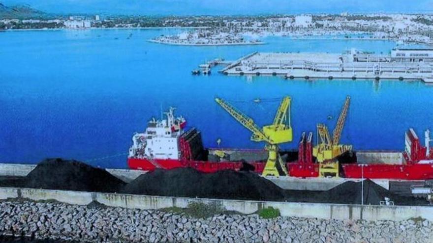 Kohletransport im Hafen von Alcúdia.