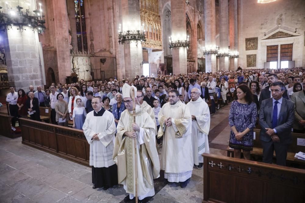 Miles de personas llenan la Seu para arropar a monseñor Vadell