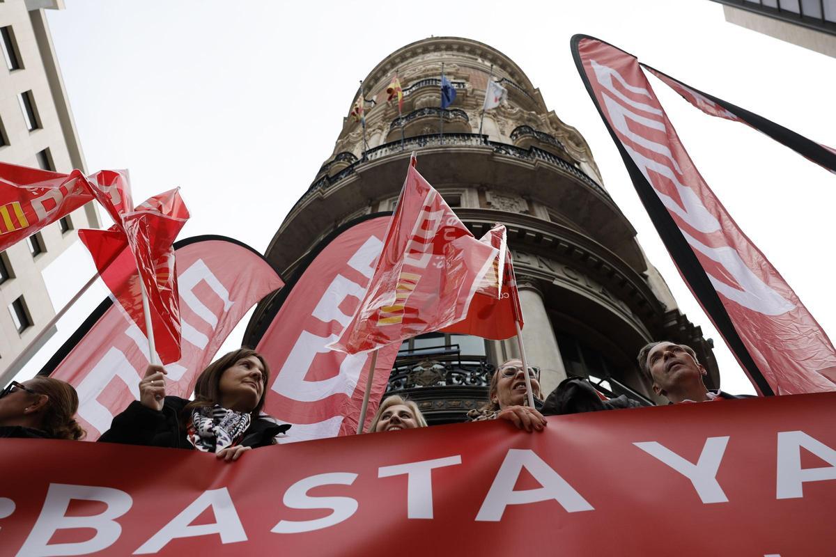 Protesta ante la antigua sede del Banco de Valencia, propiedad de CaixaBank