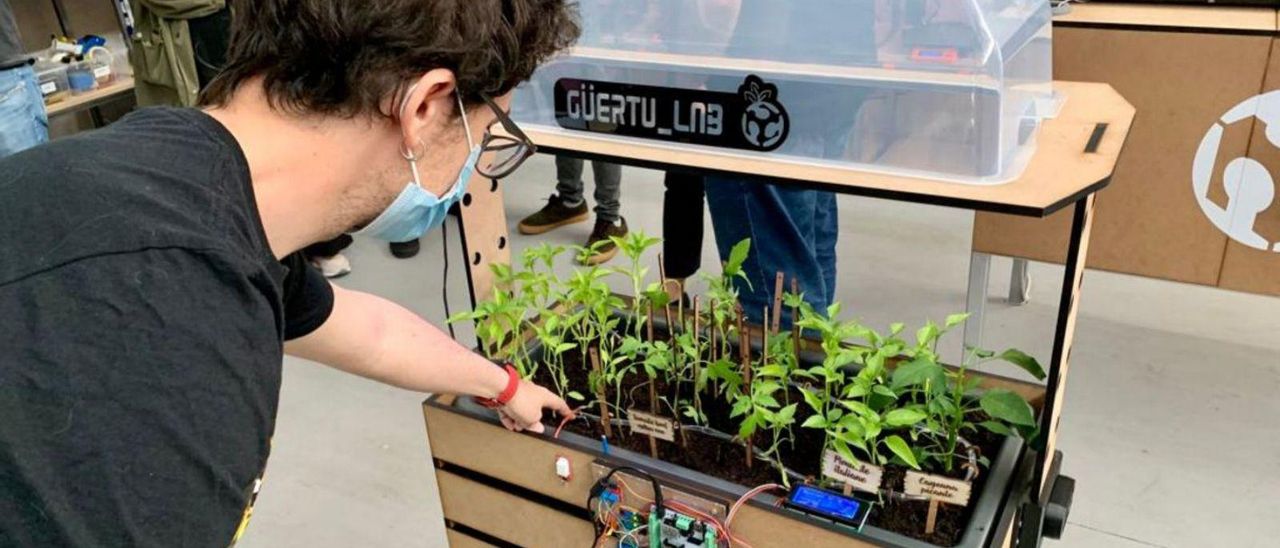 Xurde Brándulas señala uno de los componentes del huerto autónomo que desarrolla en el taller. | M. L.