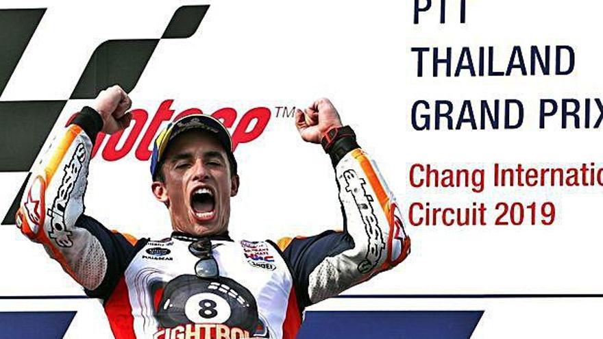 Marc Márquez celebra en el podio de Buriram el triunfo en la carrera y el octavo título de su carrera.