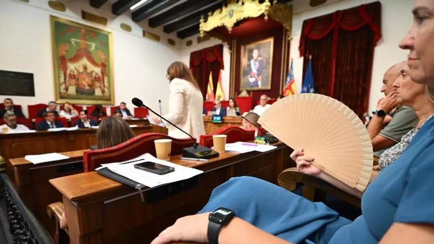 El pleno del Ayuntamiento de Elche se celebra sin climatización a petición de distintas AMPAS de colegios de la ciudad