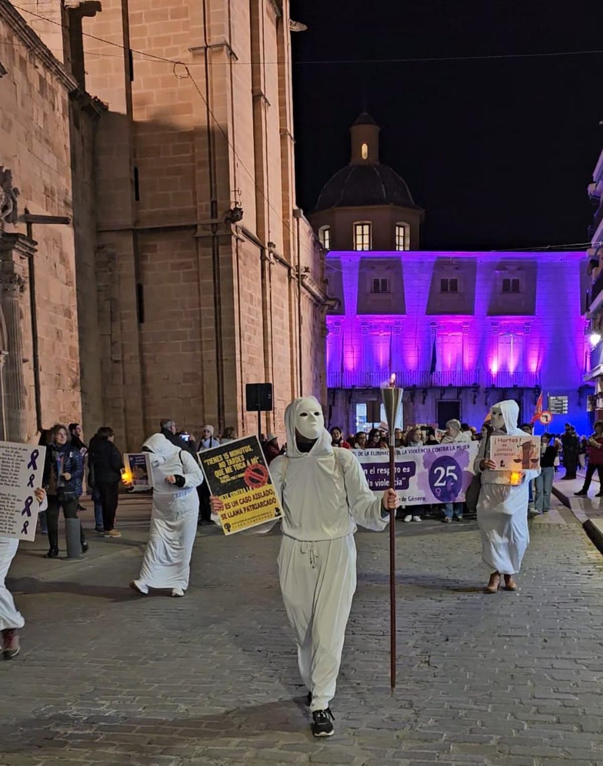 Un momento de la marcha 25N por las calles de Orihuela