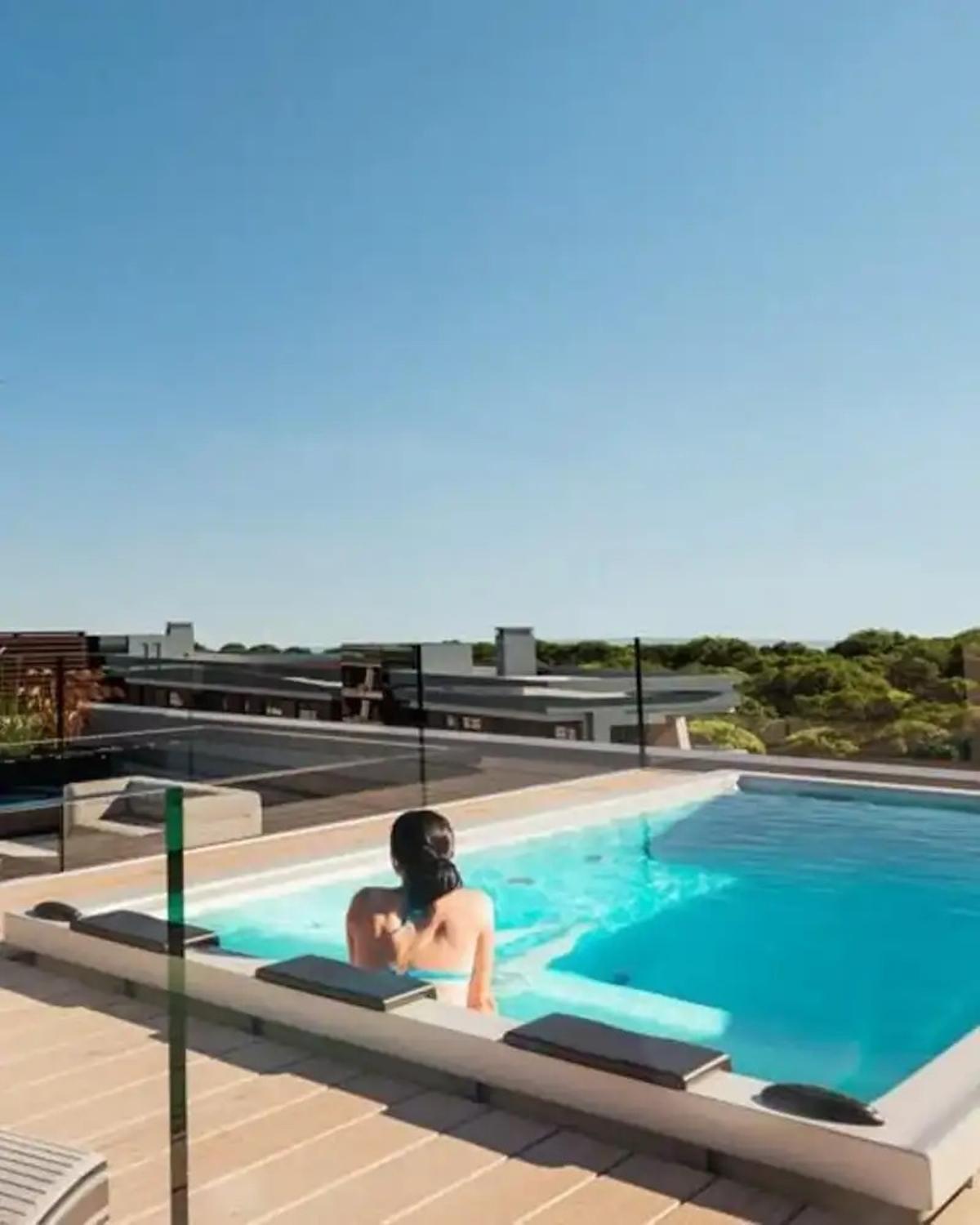 Piscina superior en la casa de Iker Casillas.