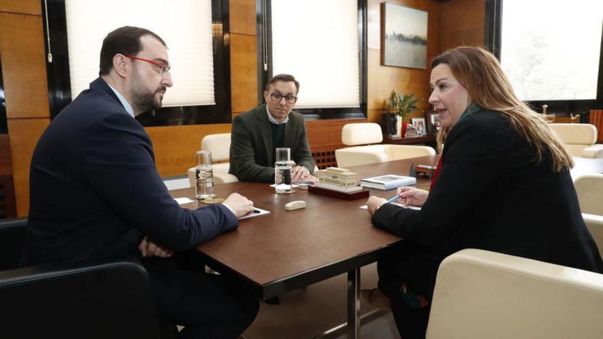 Barbón dialoga con Cristina Álvarez Mendo, con Fernando Corral al fondo.