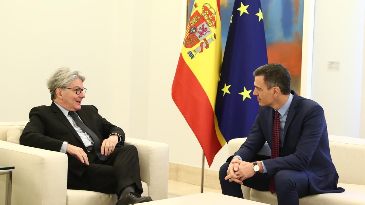 Pedro Sánchez y el comisario europeo Thierry Breton.