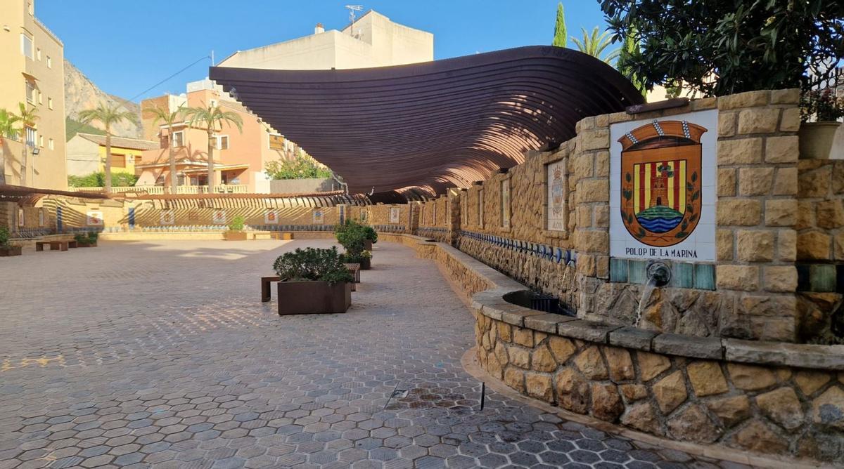 Calles empedradas y casas tradicionales en el casco antiguo de Polop, ideal para una escapada tranquila.