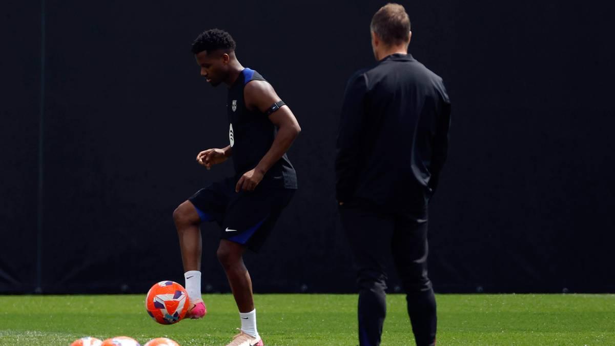 Flick observa a Ansu en un entrenamiento reciente