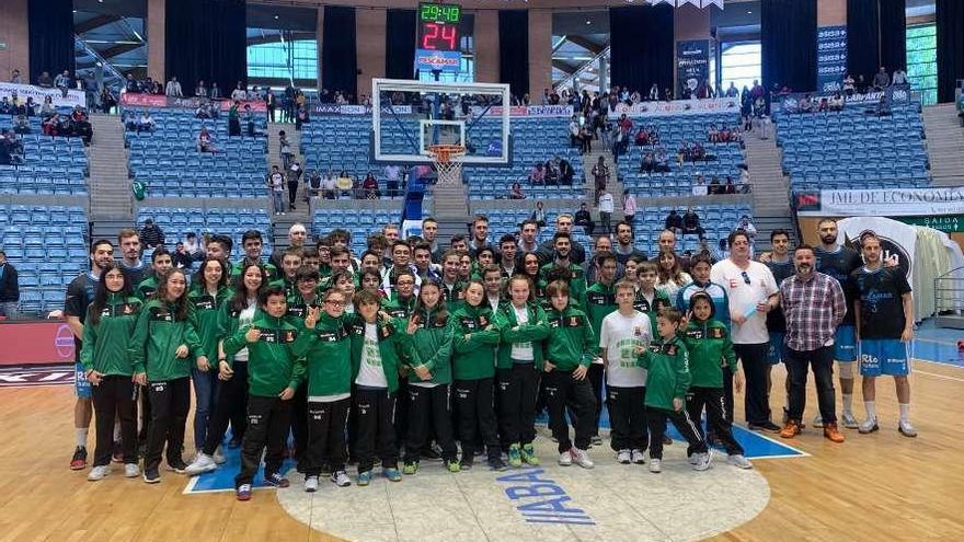 Reciente visita del Basketdeza a un partido del Obradoiro disputado en el multiusos Fontes do Sar.