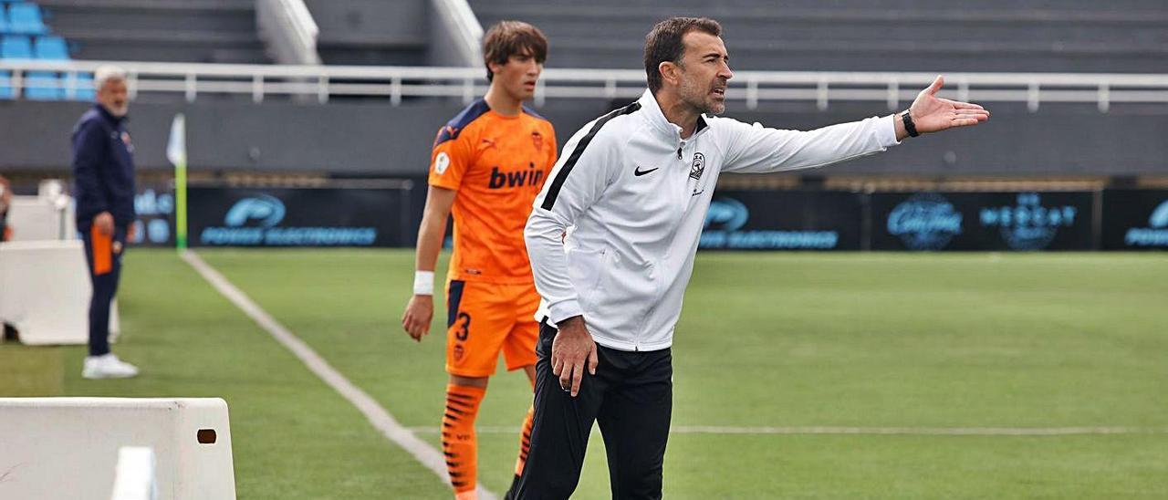 Juan Carlos Carcedo dirigiendo un partido en el estadio de Can Misses.